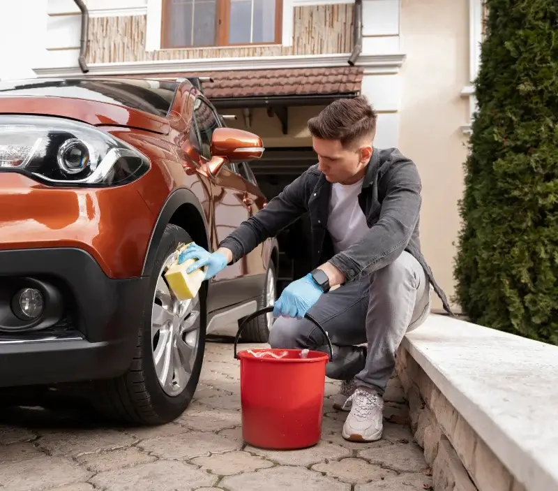 Lavage auto à domicile Agen-d'Aveyron : professionnel intervenant sur un véhicule